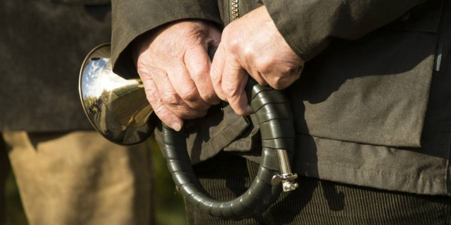 Mann mit einem Jagdhorn in der Hand (Beispielbild: iStock/ LeoniekvanderVliet)