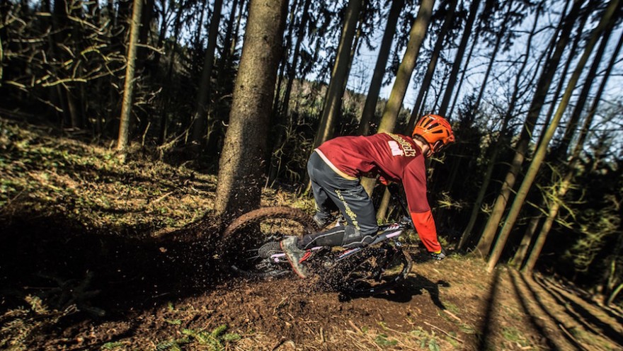 Radfahrer im Wald