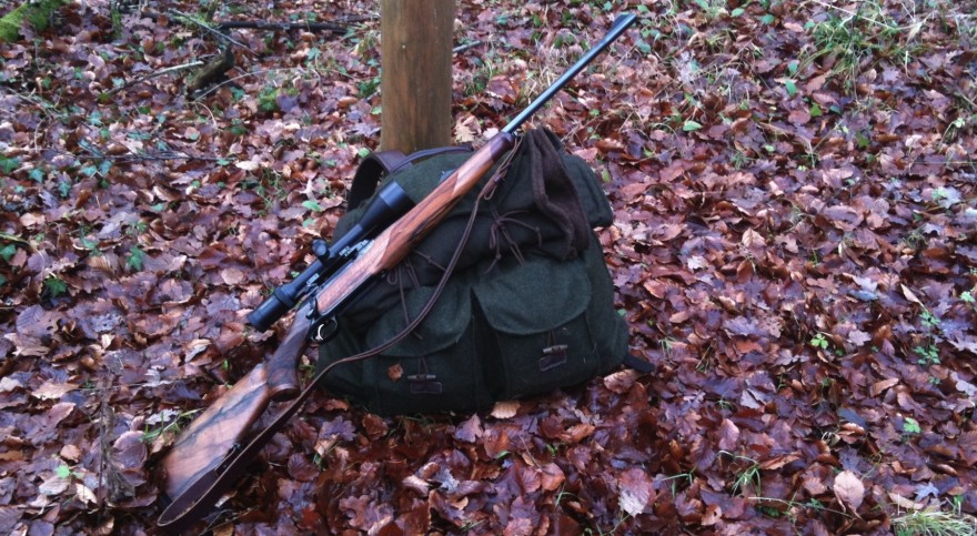 Jagdgewehr und Rucksack