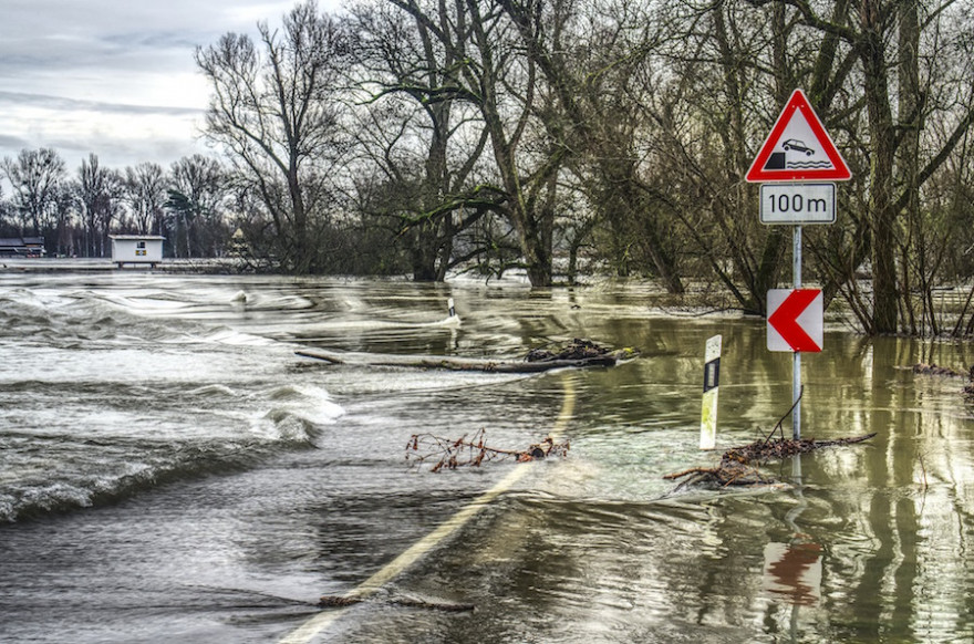 Hochwasser_Überflutete Straße