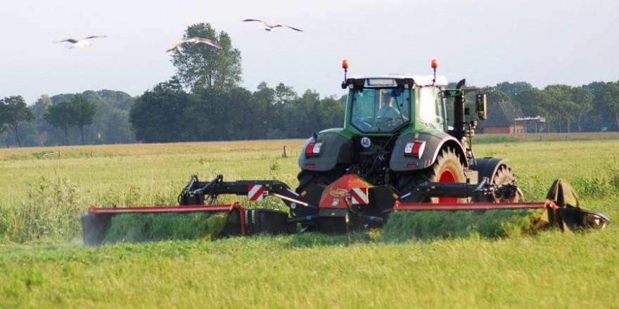 Landwirt bei der Mahd (Symbolbild: Ktine01)