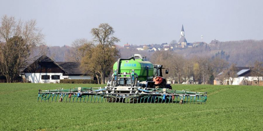 Landwirt beim Düngen (Symbolbild: Franz W.)