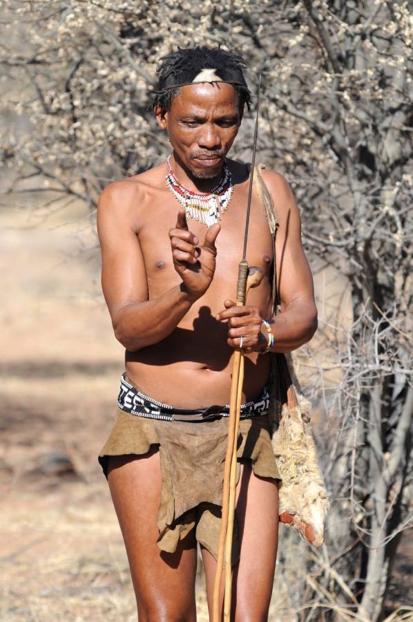 Buschmann aus Botswana mit Speer und Speerschleuder (Foto: hbieser)