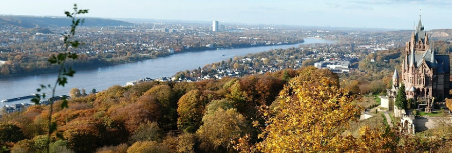 Blick über den Rhein auf die Bundesstadt Bonn