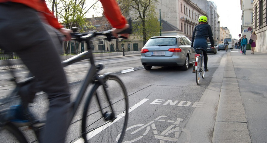Fahrradfahrer im Stadtverkehr