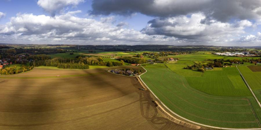 Ländlich geprägte Landschaft mit einer Drohne aufgenommen (Symbolbild: Melrose247)