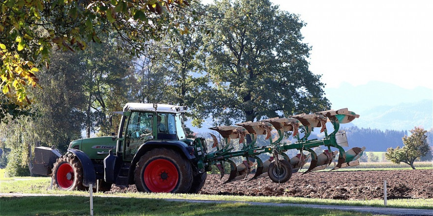 Ein Traktor auf dem Acker.