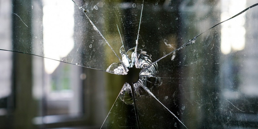 Durch das Einschlagen einer Fensterscheibe gelangten die Einbrecher in die Wohnung des Jägers.