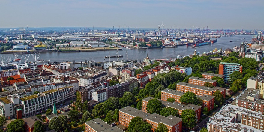 Stadtbäume und innerstädtische Grünflächen gewinnen mit zunehmender Klimaerwärmung immer mehr an Bedeutung, wie hier in der Freien und Hansestadt Hamburg (Foto: moerschy)