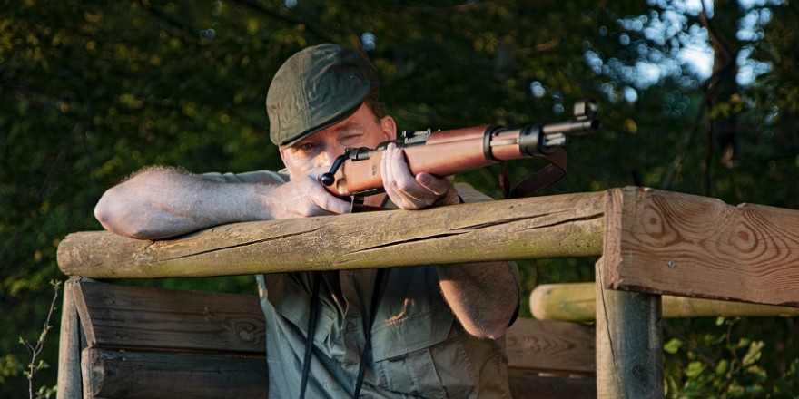 Jäger mit Gewehr im Anschlag.