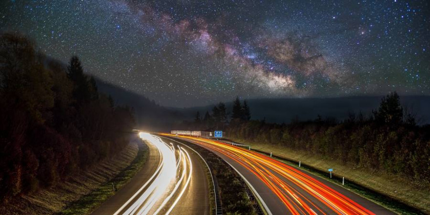 Eine Autobahn bei Nacht (Symbolbild: Florian Kurz)