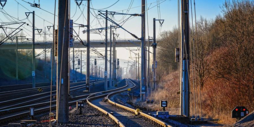 Bahnschienen mit Oberleitungen (Symbolbild: Peter H.)