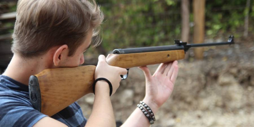 Auch das Schießen mit einem Luftgewehr außerhalb besonderer Schießstätten ist verboten (Beispielbild: Selver Učanbarlić)