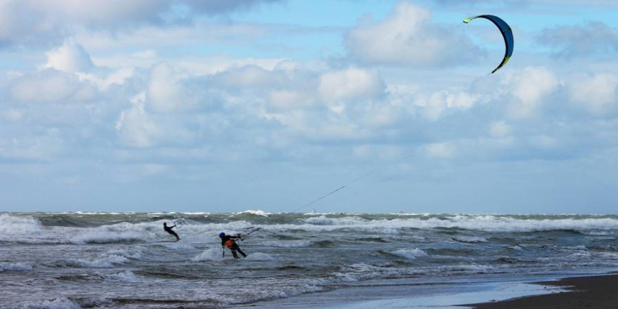 Kitesurfen stellt eine erhebliche Störung der Vogelwelt während der Brutzeit dar. (Foto: Manfred Richter)