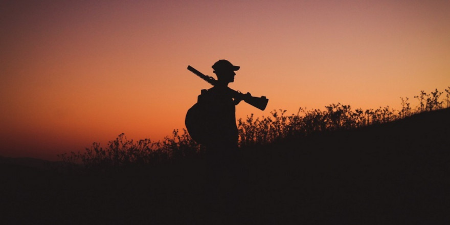 Jäger mit Flinte im Abendrot