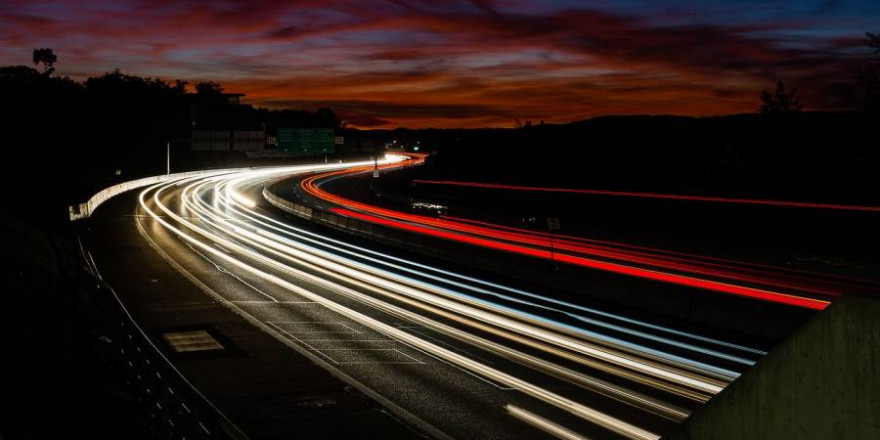 Autobahn in der Dämmerung (Symbolbild: Stefan Nyffenegger)