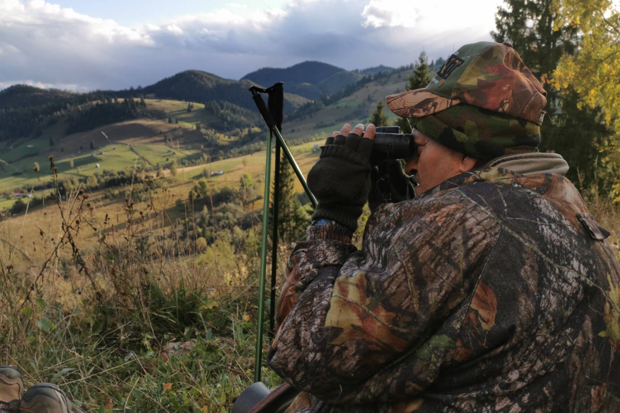 Es ist fast unmöglich mit bloßem Auge einen Hirsch am Steilhang auszumachen. © K&K Premium Jagd