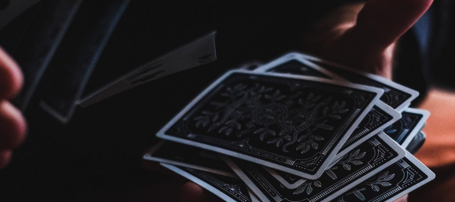 Nabu spielt mit falschen Karten