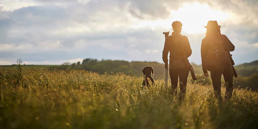 Mit dem neuen Waidgefährte-Programm werden Jagdscheinanwärter und Jungjäger mit gebündeltem Wissen und praktischen Tipps auf den perfekten Start in ihr Jagdleben vorbereitet. (Foto: ZEISS)