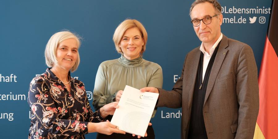 Der Vorsitzende des Wissenschaftlichen Beirats für Waldpolitik Prof. Dr. Jürgen Bauhus hat heute in Berlin ein Gutachten zur Anpassung von Wäldern an den Klimawandel an Bundeswaldministerin Julia Klöckner MdB übergeben. (Foto: © BMEL)