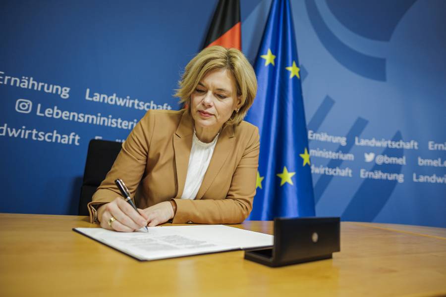 Julia Kloeckner, Bundesministerin fuer Ernaehrung und Landwirtschaft, unterzeichnet die Tierschutzhundeverordnung. Berlin, 30.11.2021. (Quelle: bmel/Thomas Trutschel/photothek)