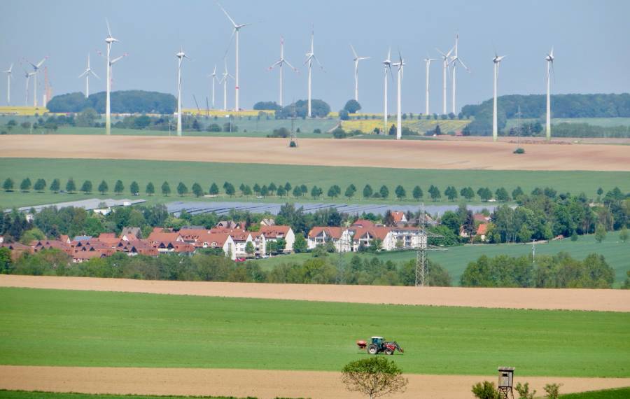 Mehrere Ökosystemleistungen in einem Bild: Windkraft, Forst- und Landwirtschaft. (Foto: Sophie Peter/Senckenberg)