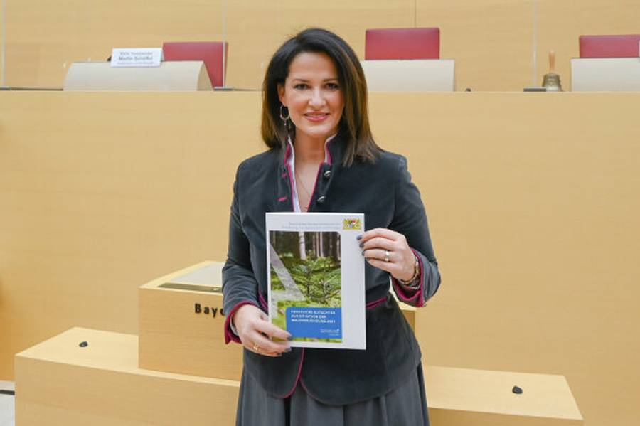 Forstministerin Kaniber präsentiert das Forstliche Gutachten im Landtag (Foto: Pia Regnet / StMELF)