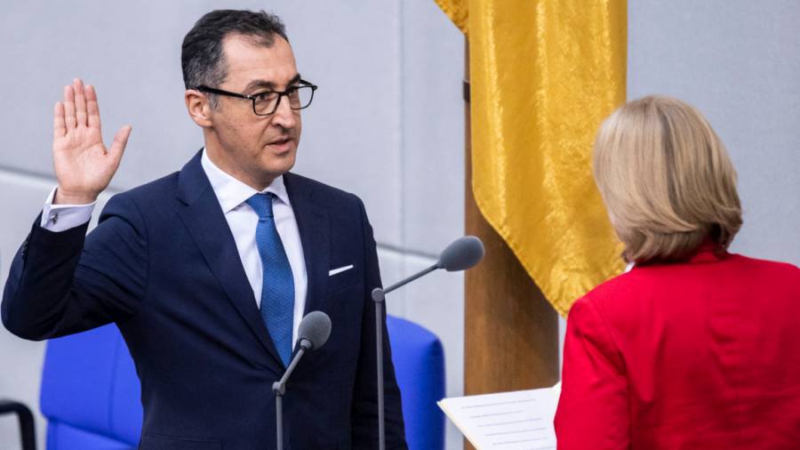 Bundesminister Cem Özdemir legt den Amtseid gegenüber der Bundestagspräsidentin Bärbel Bas ab. (© BMEL/Florian Gärtner/photothek)