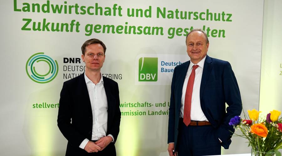 DNR-Präsident Kai Niebert (links) und DBV-Präsident Joachim Rukwied bekräftigen die Notwendigkeit einer Transformation der Landwirtschaft bei der gemeinsamen Veranstaltung "Landwirtschaft und Naturschutz - Zukunft gemeinsam gestalten. Foto: Deutscher Bauernverband (DBV)