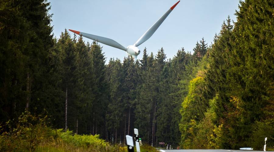 Windrad mit Straße und Wald (Symbolbild: Thomas B.)