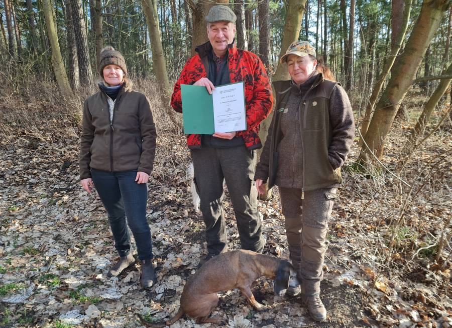 Der LJVB bildet vorerst weitere 40 Hunde-Gespanne zur Kadaversuche aus. Präsident Dr. Wellershoff hat mit Schweißhund "Treff" die Prüfung erfolgreich bestanden. (v.l.n.r. Diana Holland (Dezernentin LAVG), Dr. Dirk-Henner Wellershoff (LJVB-Präsident), Alexandra Baumgarten (Ausbilderin)) Quelle: Hamann/LJVB