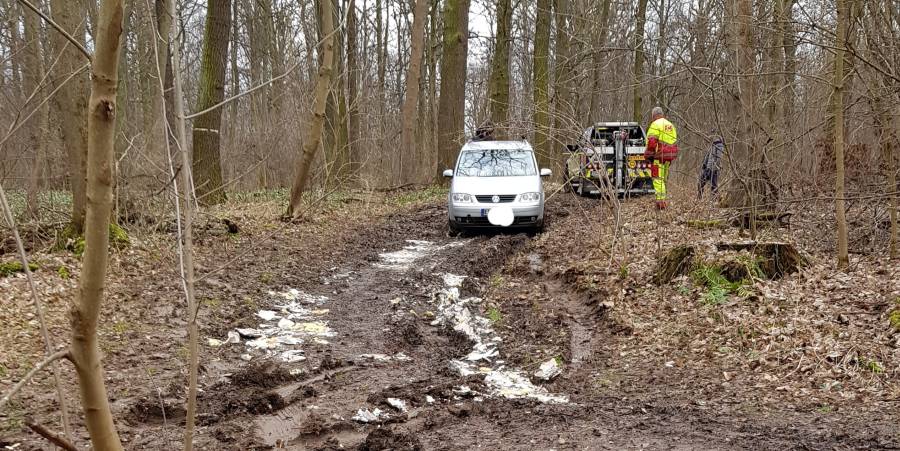 Der festgefahrene VW mit dem Abschleppwagen im Hintergrund (Foto: Polizei)