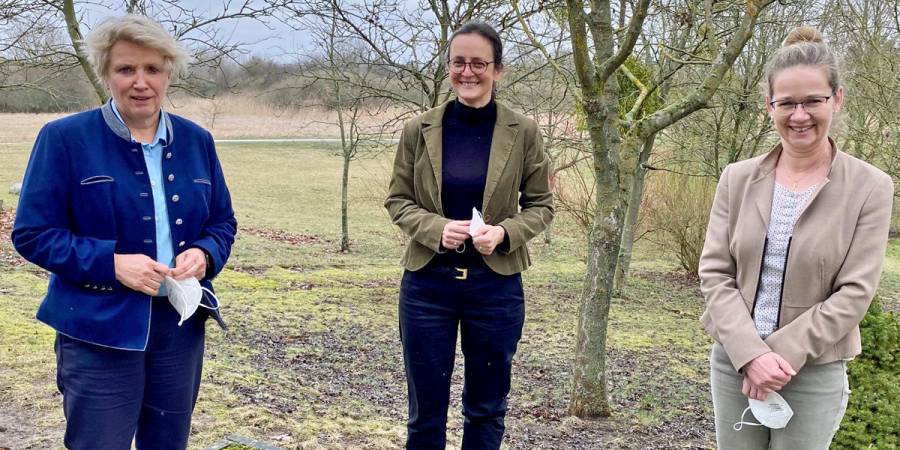 Landrätin Karina Dörk, Verbraucherschutzstaatssekretärin Anna Heyer-Stuffer und Umweltstaatssekretärin Anja Boudon (v.l.n.r.) bei dem gemeinsamen Treffen in Angermünde. (Foto: MSGIV)