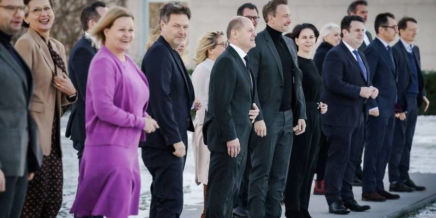 Bundeskanzler Scholz mit den Bundesministerinnen und Bundesministern (Foto: Bundesregierung/Denzel)