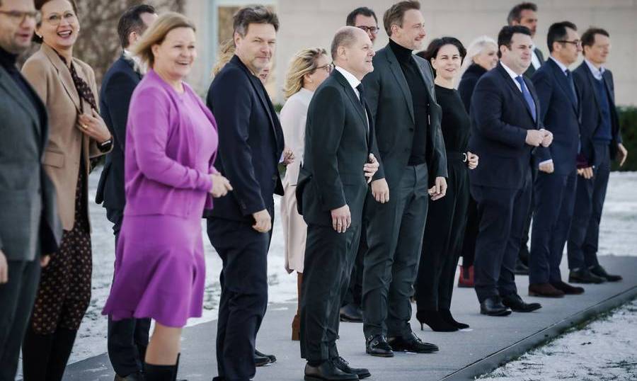 Bundeskanzler Scholz mit den Bundesministerinnen und Bundesministern (Foto: Bundesregierung/Denzel)