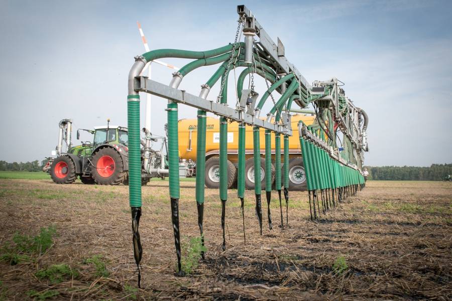 Traktor mit Pumptankwagen auf einem Feld (Symbolbild: Wolfgang Ehrecke)