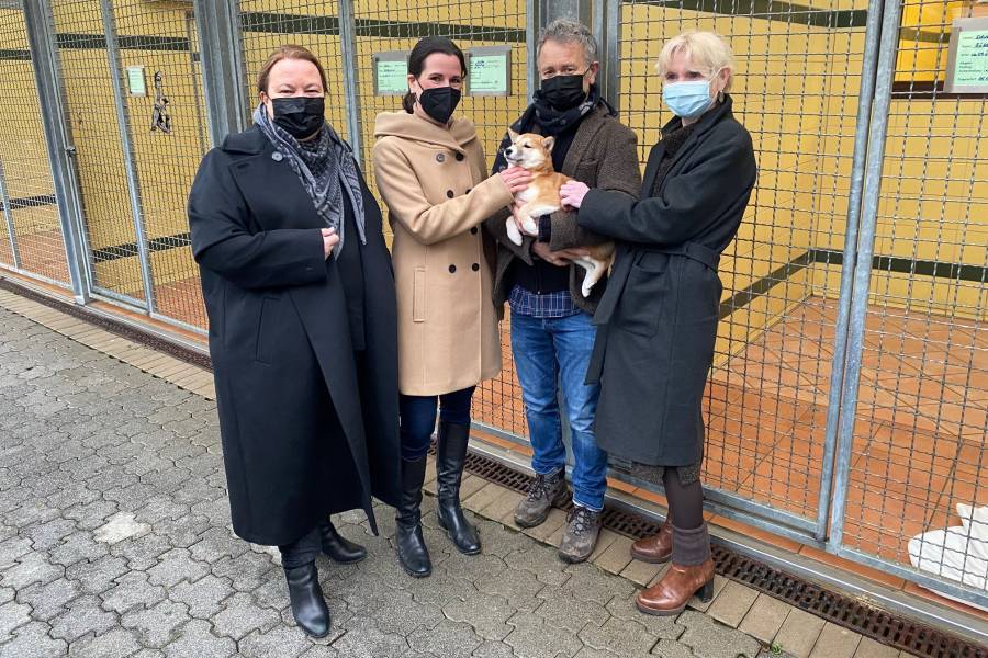 Ministerin Heinen-Esser (l.) und Tierschutzbeauftragte Dr. Gerlinde von Dehn (r.) beim Besuch des Tierheims in Köln Dellbrück am 10. Februar. (Foto: MULNV)