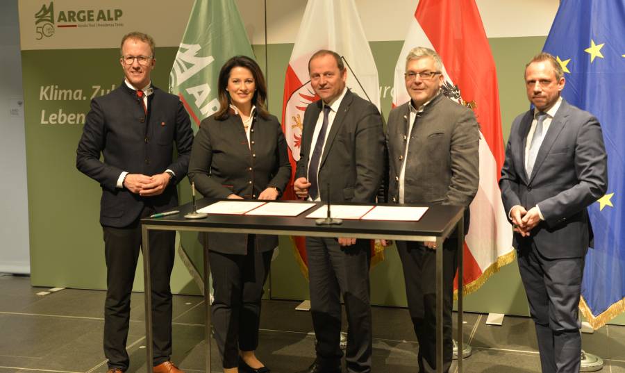 (v.l.) Vorarlberger Landesrat Christian Gartner, Agrarministerin Michaela Kaniber, Tirols Landeshauptmann-Stellvertreter Josef Geisler, Salzburger Landesrat Dr. Josef Schwaiger und Umweltminister Thorsten Glauber (Foto: Wolfgang Wintzer/StMELF)