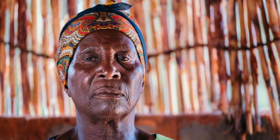 Die Doku "Killing the Sheperd" portraitiert die Dorfälteste Chief Shikabeta und ihr Dorf in Sambia. (Quelle: Tom Opre/Shepherds of Wildlife Society/DJV)