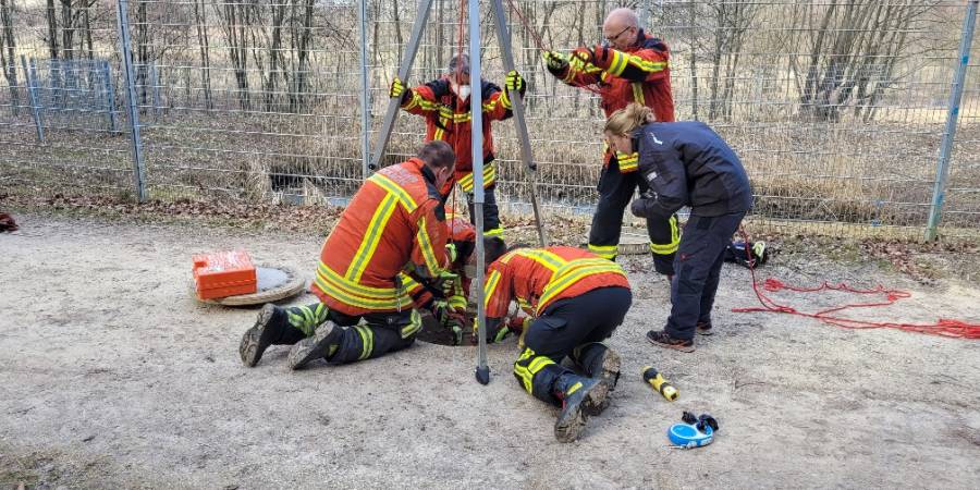 Um den Hund zu bergen, wurde ein Dreibein aus dem Rüstfahrzeug der Feuerwehr über einem Kanal aufgestellt. (Foto: Feuerwehr Stockach)