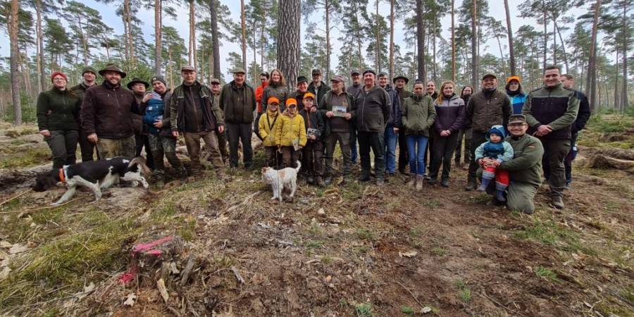 Unter dem Motto "Gemeinsam Handeln- Statt übereinander Reden" pflanzten am vergangenen Samstag Mitglieder des LJVB 1500 Bäume im Stadtwald von Fürstenwalde. (Foto: LJVB)