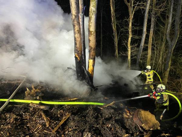 Einsatzkräfte der Feuerwehr Ennepetal bei der Brandbekämpfung (Foto: Feuerwehr Ennepetal)