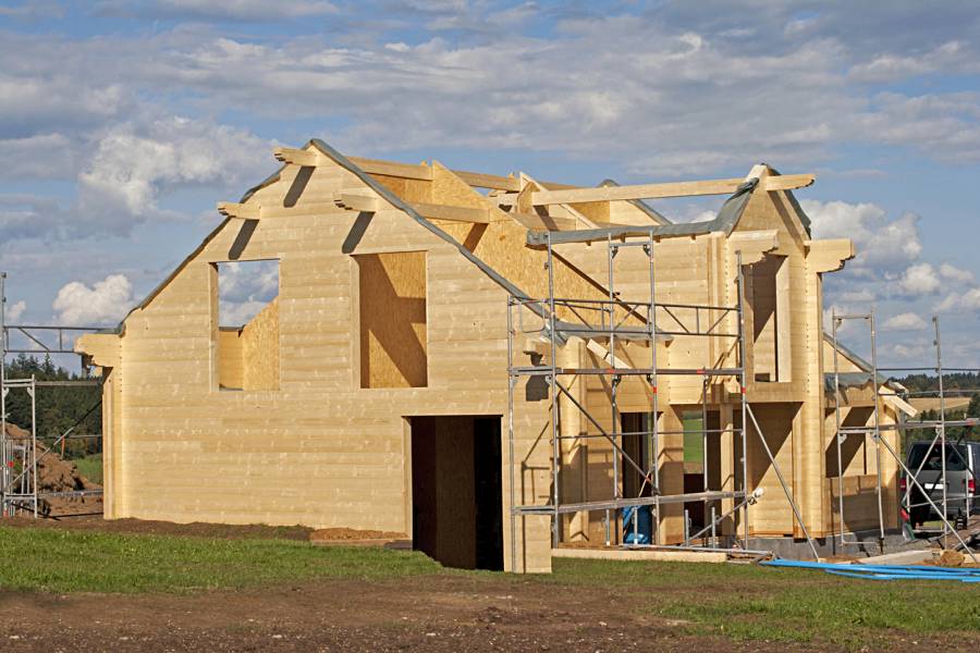 Ein Holzhaus im Bau (Beispielbild: iStock/anjajuli)