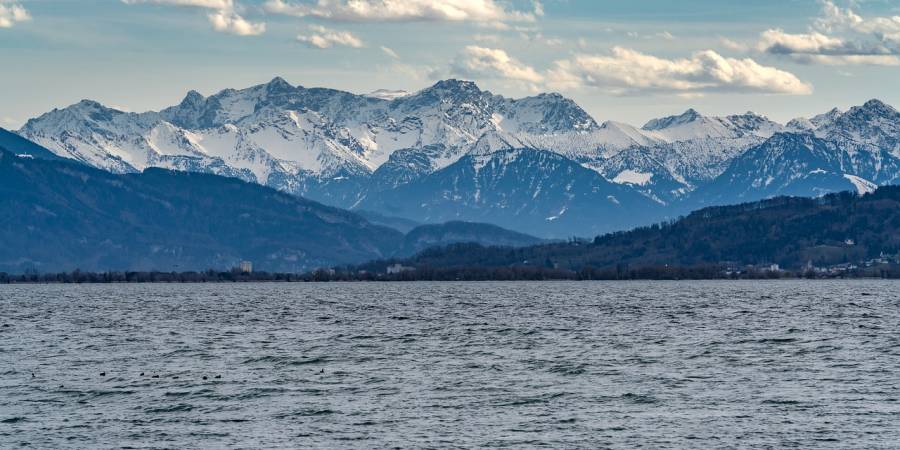 Die Menge Wasser, die Deutschland in den vergangenen 20 Jahren verloren hat, entspricht Experten zufolge der Menge Wasser, die der Bodensee in sich trägt. Hier der Blick vom Bodensee auf die Alpen. (Symbolbild: Lars_Nissen)