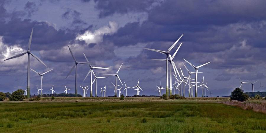 Küstennahe Windenergieanlagen (Foto: Erich Westendarp)