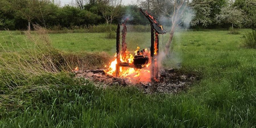 Das noch brennende Insektenhotel (Foto: Polizeidirektion Landau)