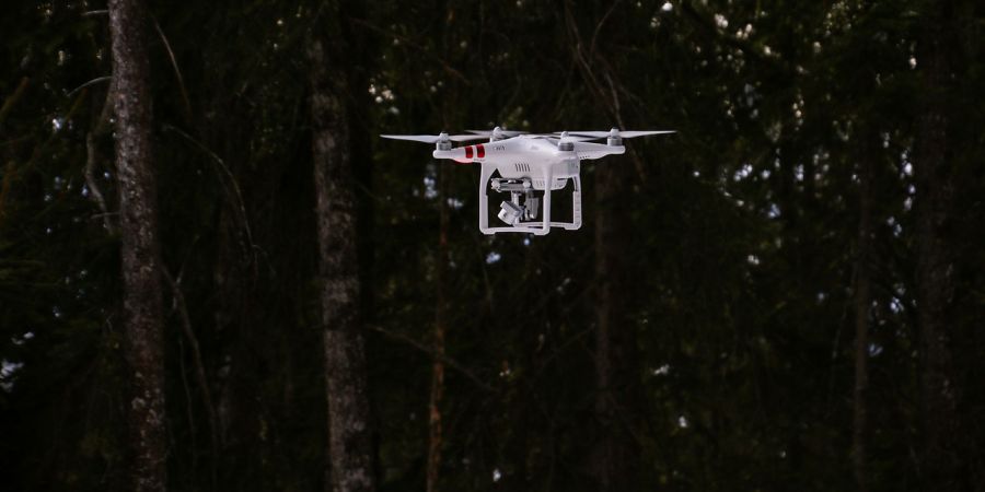 Drohne in einem Wald (Symbolbild: Pfüderi)
