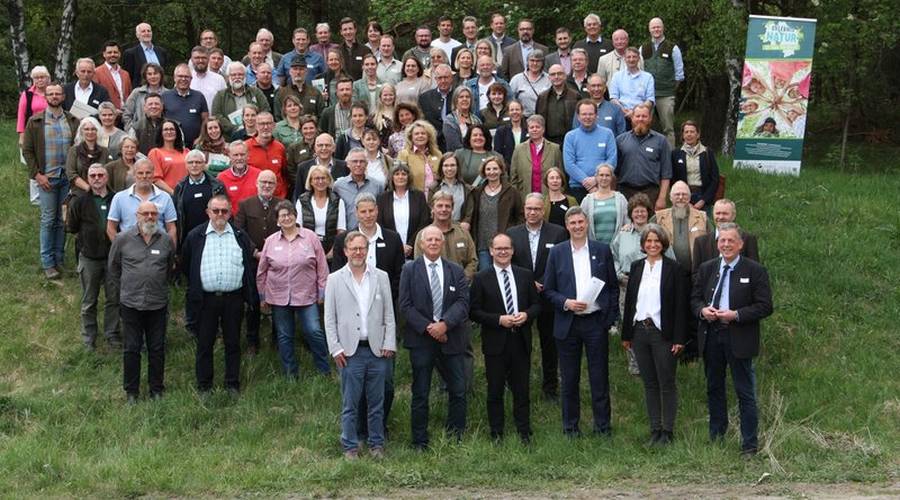 Im Vordergrund v.l.: Dr. Frank Corleis, Leiter SCHUBZ Lüneburg, Heinz Grässner, Präsident des Angelfischerverband im Landesfischereiverband Weser-Ems e.V., Grant Hendrik Tonne, Niedersächsischer Kultusminister, Karsten Behr, Geschäftsführer Niedersächsische Bingo-Umweltstiftung, Sandra Harms, SCHUBZ Lüneburg und Helmut Dammann-Tamke, Präsident der Landesjägerschaft Niedersachsen e.V. Im Hintergrund: Teilnehmer der Initiative ErlebnisNatur (Foto: Landesjägerschaft Niedersachsen e. V.)