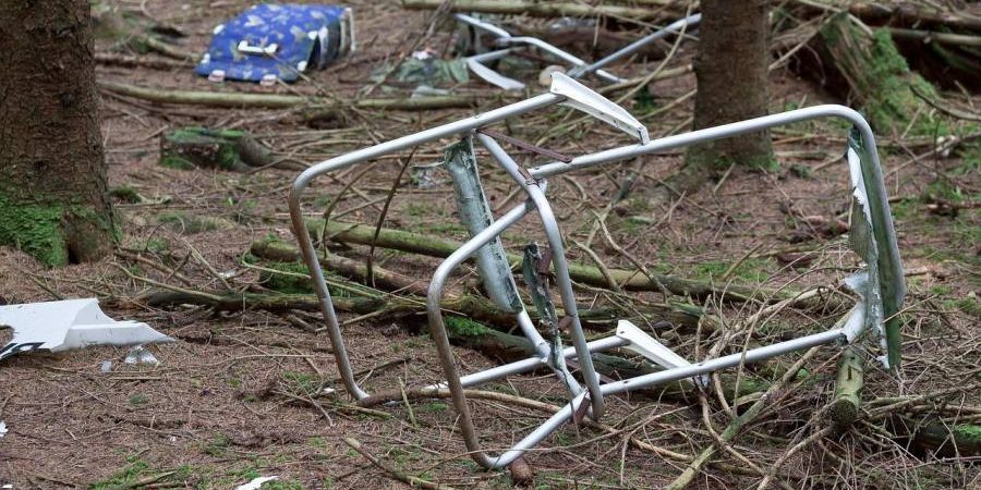 Müll und Camping-Abfälle in einem Waldstück (Symbolbild: stux)