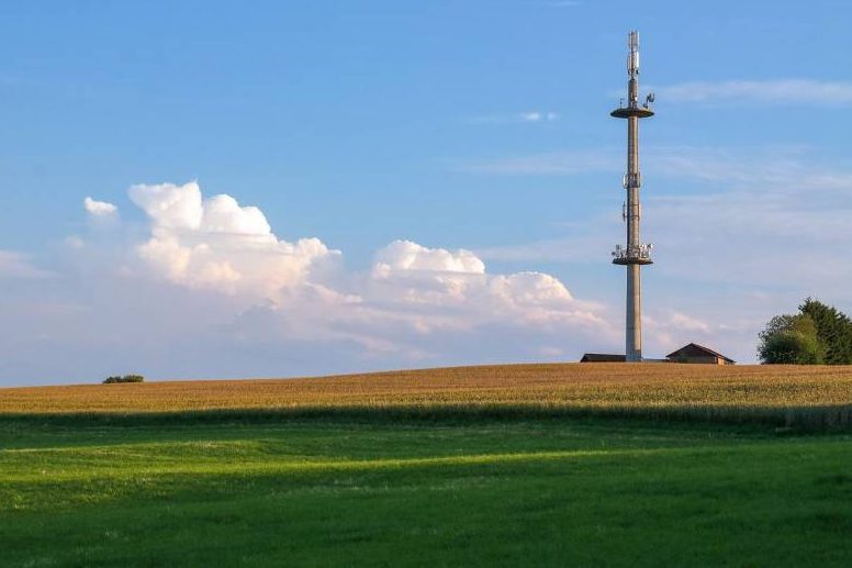 Funkmast im ländlichen Raum (Symbolbild: IndiraFoto)